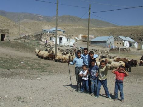 children_in_harmantepe_near_suphan_volcano.jpg