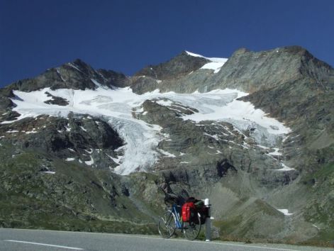 cycling_to_bernina_pass.jpg