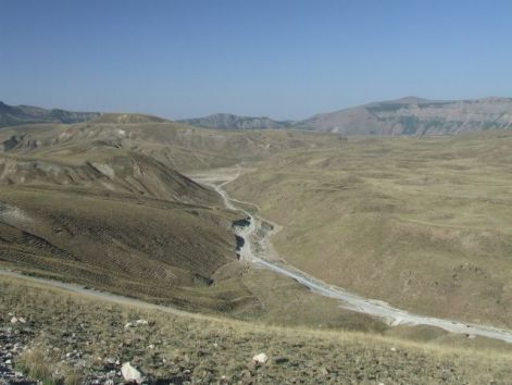 dirt_road_in_the_crater_of_nemrut_volcano.jpg
