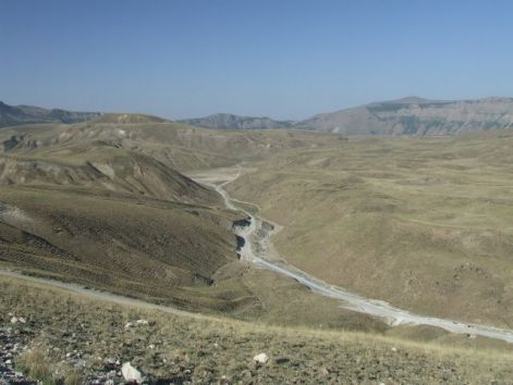 dirt_road_in_the_crater_of_nemrut_volcano.jpg