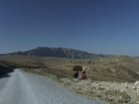 he_pass_on_the_eastern_side_of_nemrut_with_the_crater_in_the_background.jpg