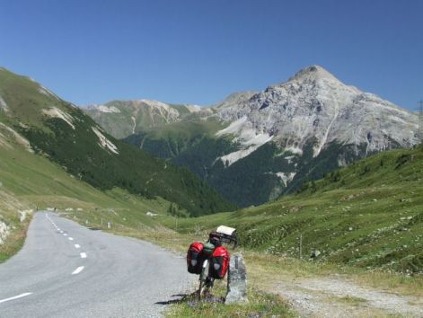 rolling_down_from_albula_pass.jpg