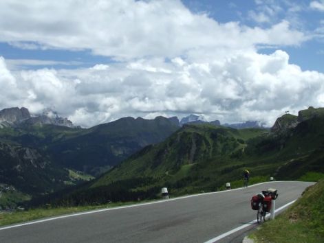 rolling_down_from_passo_pordoi.jpg