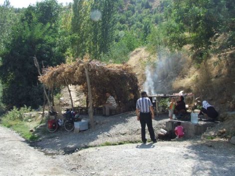 teahouse_on_the_right_side_of_the_road.jpg