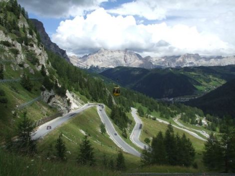 the_road_up_to_the_passo_gardena_grodnerjoch.jpg